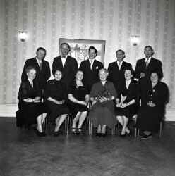 Gruppbild under klassfest f�r eleverna i �rskursen 1923-24 i Landslagens skola i Kvistbro. Andra fr�n v�nster i fr�mre raden �r Ragnhild Hagberg/Andersson och d�refter sitter l�raren Olga Johansson/Ahlberg. I bakre raden st�r Sven Larsson som andre man fr�n v�nster, Sven-Axel Larsson som nummer fyra och Einar Nilsson l�ngst till h�ger. - klicka f�r att f�rstora