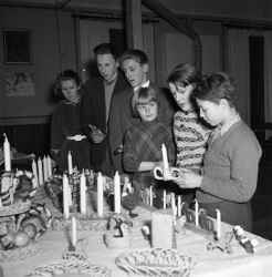Barn och ungdomar under Juniorernas slöjd- och hobbykurs i Brotorps missionshus i Knista - klicka för att förstora