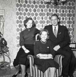 Jocke och Elsa Eriksson med dotter i �rebro. Fotot ska vara taget hos en syster till n�gon av dem. - klicka f�r att f�rstora