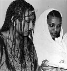 Två kvinnor från Eritrea i traditionellt mode. Flyktingar från Eritrea som bodde i Fjugesta under kort tid. - klicka för att förstora