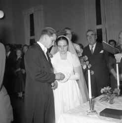 Petrus Skogholm och Elsa Gustavsson växlar ringar vid deras bröllop i Hidingebro pingstkapell  - klicka för att förstora