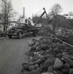 Lastbil och grävmaskin vid ombyggnaden av bron vid Kvistbro kyrka. Bilden är tagen mot Kvistbro kyrka med landslagens skola till höger. - klicka för att förstora