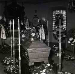 Kistan vid fru Eva Perssons begravning - klicka för att förstora