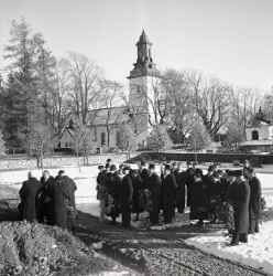 Deltagare vid graven vid fru Eva Perssons begravning - klicka för att förstora