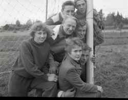 En grupp m�nniskor i ett fotbollsm�l under en idrottst�vling i Glanshammar som ska ha haft n�got med Uppsala att g�ra - klicka f�r att f�rstora