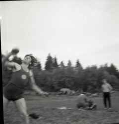 En man stöter kula under en idrottstävling i Glanshammar som ska ha haft något med Uppsala att göra - klicka för att förstora