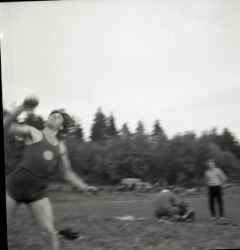 En man st�ter kula under en idrottst�vling i Glanshammar som ska ha haft n�got med Uppsala att g�ra - klicka f�r att f�rstora