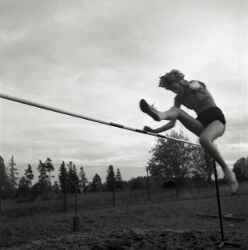 En man hoppar höjd under en idrottstävling i Glanshammar som ska ha haft något med Uppsala att göra - klicka för att förstora