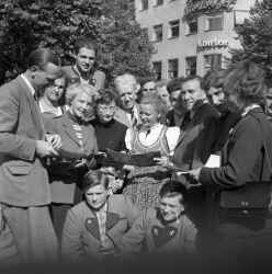 En grupp människor i samband med att en grupp tyska ungdomar besökte Närke - klicka för att förstora