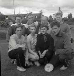 Sex m�n och tv� kvinnor i idrottskl�der i samband med JUFs riksst�mma i �stersund - klicka f�r att f�rstora
