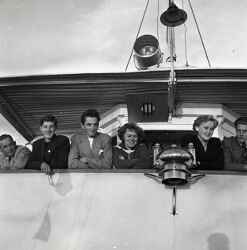 Fyra män och två kvinna på en båt i samband med JUFs riksstämma i Östersund - klicka för att förstora