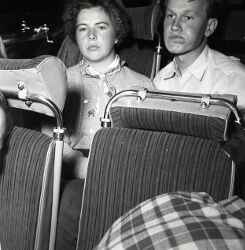 En kvinna och en man i en buss i samband med JUFs riksst�mma i �stersund - klicka f�r att f�rstora