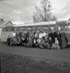 En grupp kvinnor och män framför en buss från Svensk bussresetjänst i samband med JUFs riksstämma i Östersund - klicka för att förstora