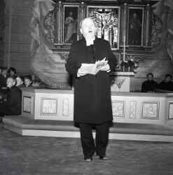 Georg Magnusson vid altaret i Kvistbro kyrka under �terinvigningen 1955 - klicka f�r att f�rstora