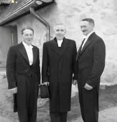 Tre män utanför Kvistbro kyrka i samband med återinvigningen 1955. Till vänster står kyrkvärd Rune Ignell medan mannen i mitten är präst och personen till höger troligen också är kyrkvärd. - klicka för att förstora
