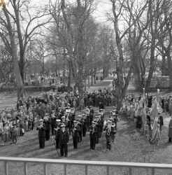 Musikk�r och folksamling framf�r Kvistbro pr�stg�rd i samband med �terinvigningen av Kvistbro kyrka - klicka f�r att f�rstora