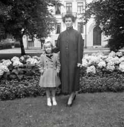 En kvinna och en flicka i en park i stadsmilj�. Bilden �r kopplad till namnet Birgitta Sandwall.  - klicka f�r att f�rstora