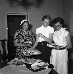 Tre kvinnor under distriktst�vlingar vid Varberga i bland annat trekamp f�r husm�drar. - klicka f�r att f�rstora