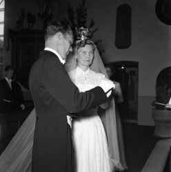 Barbro Folkstam och Carl-Eric Witén gifter sig i Viby kyrka - klicka för att förstora