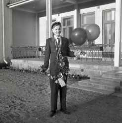 Unge herr Hagberg framför Fjugesta hotell efter dennes realskoleexamen - klicka för att förstora