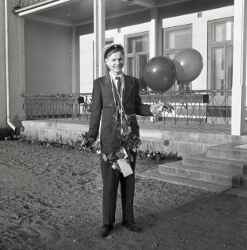 Unge herr Hagberg framf�r Fjugesta hotell efter dennes realskoleexamen - klicka f�r att f�rstora