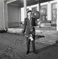 Unge herr Hagberg framf�r Fjugesta hotell efter dennes realskoleexamen - klicka f�r att f�rstora