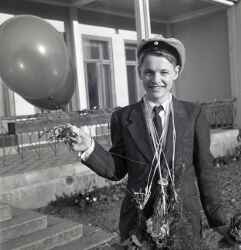 Unge herr Hagberg framför Fjugesta hotell efter dennes realskoleexamen - klicka för att förstora