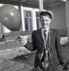Unge herr Hagberg framf�r Fjugesta hotell efter dennes realskoleexamen - klicka f�r att f�rstora