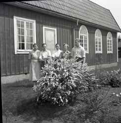 Familjen Davidsson framför Bälsås kapell - klicka för att förstora