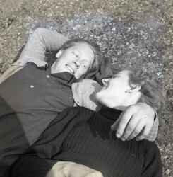 Man och kvinna vilar sig under en trolig utflykt - klicka för att förstora