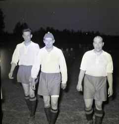 Tre fotbollsspelare p� Bergavallen varav s�ngaren och idrottsprofilen G�sta 