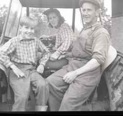 Sven A Carlsson i Bäckatorp med son och dotter i traktor - klicka för att förstora