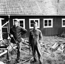 Karl Ove Johansson och Gösta Roos vid byggnaden som blev fritidslokalen vid Kvistbro kyrka och som senare fungerade som omklädningsrum för Tångeds IF - klicka för att förstora