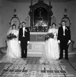 Systrarna Ånberg vid altaret under deras bröllop i Knista kyrka.  Till vänster står Inga Ånberg och Karl Gustav Arvidsson. - klicka för att förstora
