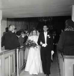 Inga �nberg och Karl Gustav Arvidsson p� v�g genom mittg�ngen under deras br�llop i Knista kyrka. - klicka f�r att f�rstora