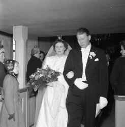 Den andra systern Ånberg med make på väg genom mittgången under deras bröllop i Knista kyrka. - klicka för att förstora