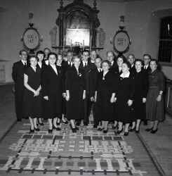 Knista kyrkok�r i koret i Knista kyrka under k�rens 20-�rsjubileum. L�ngst till h�ger i fr�mre raden st�r Sigurd Paulsson. - klicka f�r att f�rstora