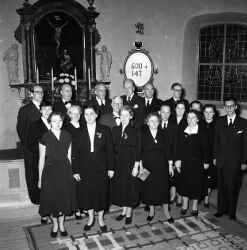 Knista kyrkok�r i koret i Knista kyrka under k�rens 20-�rsjubileum. Mannen med glas�gonen i mitten av gruppen �r Sigurd Paulsson. - klicka f�r att f�rstora