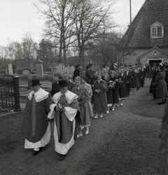 Processionen lämnar Kvistbro kyrka efter konfirmationen påsken 1954 - klicka för att förstora