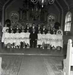 Präst med konfirmander i koret i Kvistbro kyrka påsken 1954 - klicka för att förstora