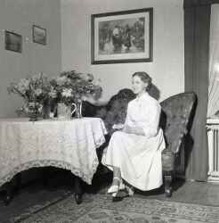 Flicka med blommor efter konfirmationen p�sken 1954 - klicka f�r att f�rstora