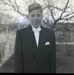 Pojke efter konfirmationen påsken 1954 - klicka för att förstora