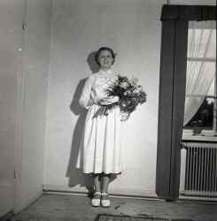 Flicka med blommor efter konfirmationen påsken 1954 - klicka för att förstora