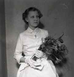 Flicka med blommor efter konfirmationen påsken 1954 - klicka för att förstora