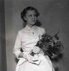 Flicka med blommor efter konfirmationen p�sken 1954 - klicka f�r att f�rstora