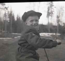 En pojke i samband med tillverkning av påskkärringar i Kvistbro JUFs regi - klicka för att förstora