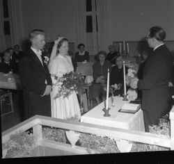 Rudolf Krantz och hans blivande hustru framför pastorn, under parets bröllop i pingstkapellet i Hidingebro - klicka för att förstora