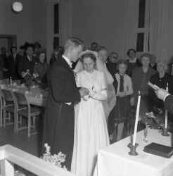 Rudolf Krantz och hans blivande hustru framför pastorn, under parets bröllop i pingstkapellet i Hidingebro - klicka för att förstora