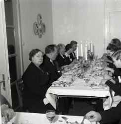 Middag i Kvistbro prästgård. Bilden togs troligen efter återinvigningen av Kvistbro kyrka. - klicka för att förstora