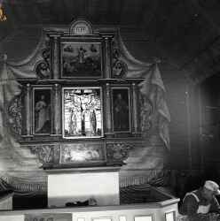 Altartavlan i samband med restaureringen av Kvistbro kyrka - klicka för att förstora